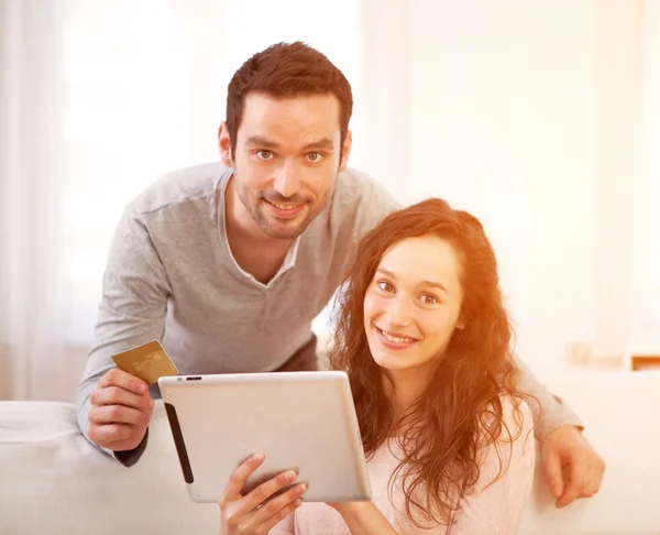 Glückliches junges Paar surft auf dem Tablet — Stockfoto