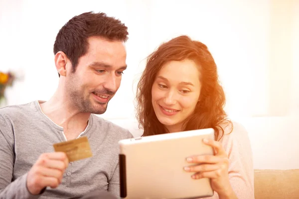 Feliz jovem casal surfar em um tablet — Fotografia de Stock