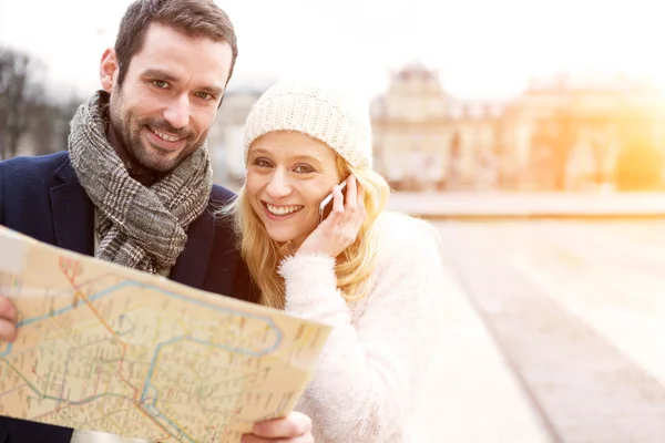 Pareja de turistas atractivos jóvenes viendo el mapa — Foto de Stock