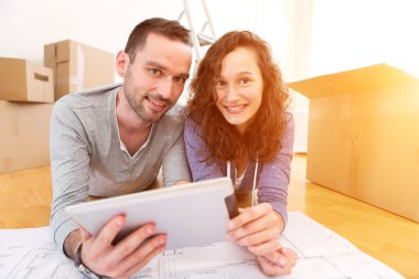 aşık genç bir çift onların yeni dairede taşındı