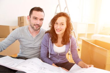 aşık genç bir çift onların yeni dairede taşındı