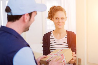 bir parsel içinde müşteriye teslim etme teslimat adam