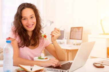 Çalışırken yemek genç çekici öğrenci