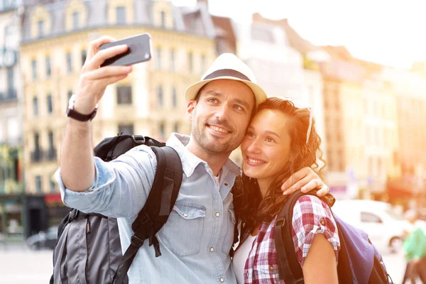 Mladý pár prázdniny s selfie — Stock fotografie