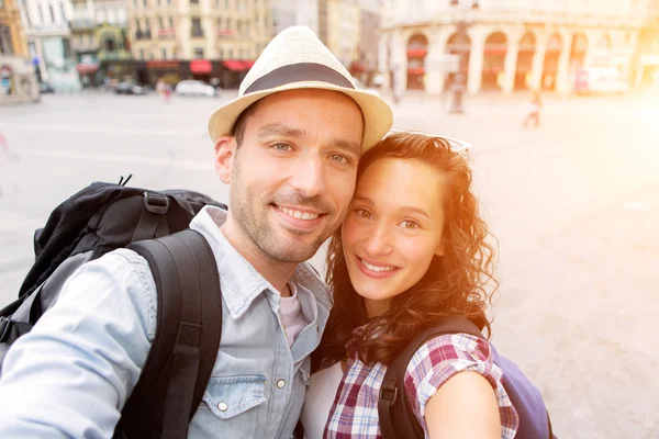 Mladý pár prázdniny s selfie — Stock fotografie