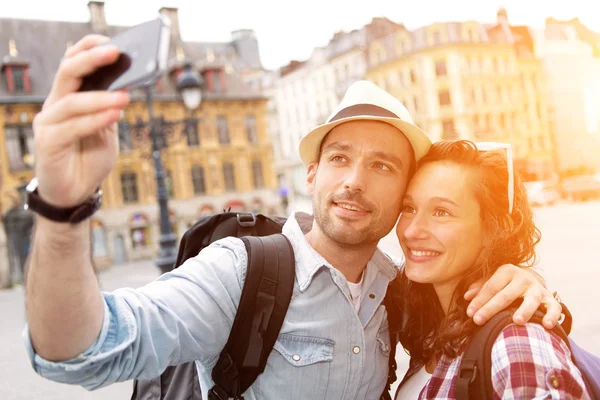 Mladý pár prázdniny s selfie — Stock fotografie