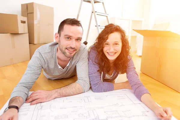 Young couple in love moved in their new flat — Stock Photo, Image