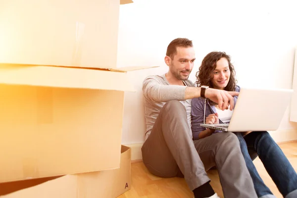 Young couple in love moved in their new flat — Stock Photo, Image