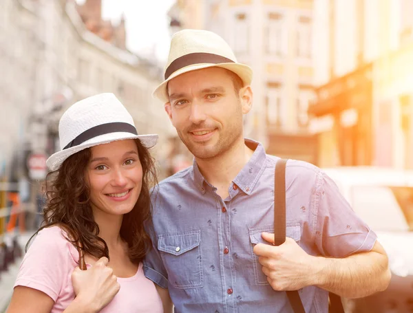 Couple de jeunes touristes attrayants découvrant la ville pendant les vacances — Photo