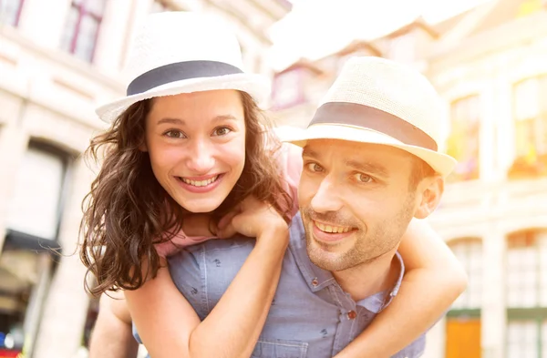 Ein paar junge attraktive Touristen entdecken die Stadt im Urlaub — Stockfoto