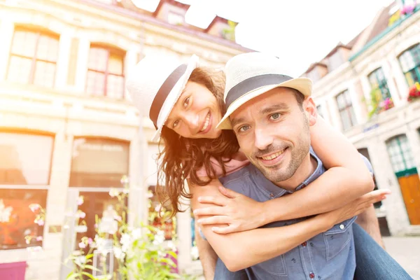 Ein paar junge attraktive Touristen entdecken die Stadt im Urlaub — Stockfoto