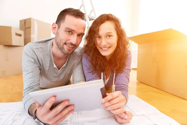 Jong paar in liefde verhuisde in hun nieuwe flat — Stockfoto