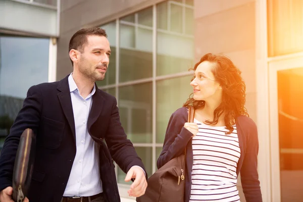 Zakenman en vrouw chatten samen na het werk — Stockfoto