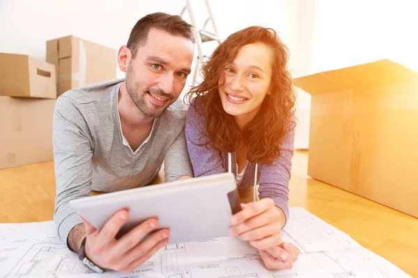 Jong paar in liefde verhuisde in hun nieuwe flat — Stockfoto