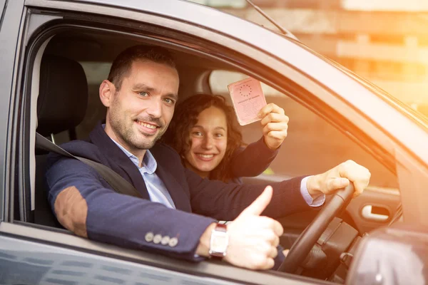 Giovane uomo d'affari coppia nella loro auto nuova di zecca — Foto Stock