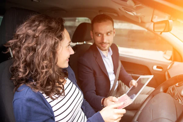 Conducteur dans sa voiture après avoir obtenu son permis de conduire — Photo