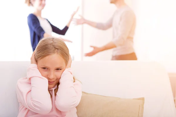 Niña pequeña se tapó los oídos mientras discutía — Foto de Stock