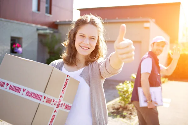 Ung attraktiv kvinna tar emot paket hemma — Stockfoto