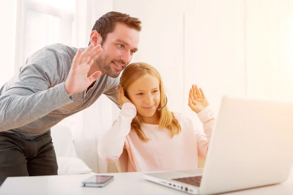 Pai e sua filha loira videocalling — Fotografia de Stock