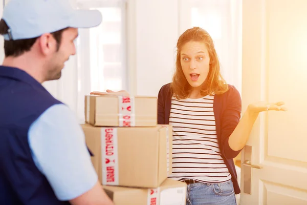 Delivery man handing over a parcel to customer — Stock Photo, Image