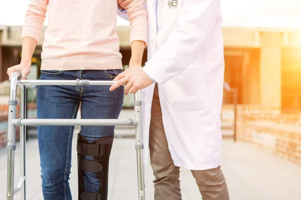 Close up of a splint and zimmer frame — Stock Photo, Image