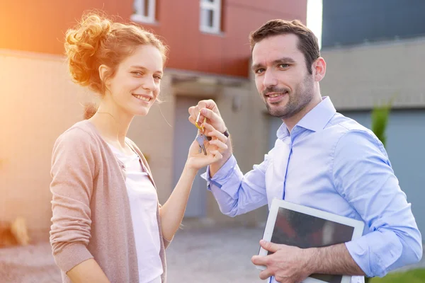 Real estate agent handing over keys — Stock Photo, Image