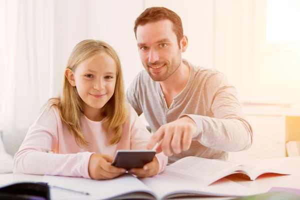 Otec pomohl její dcera za domácí úkol — Stock fotografie
