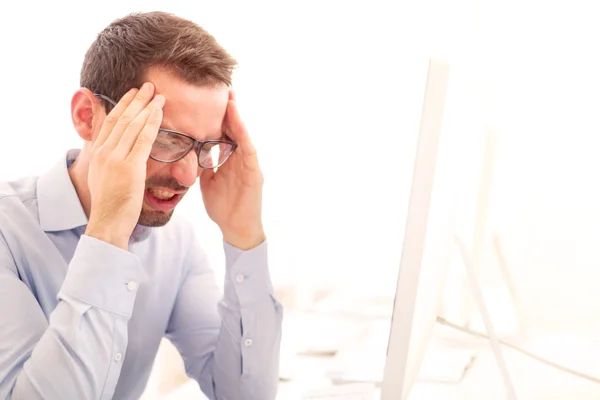 Junger attraktiver Mann hat Kopfschmerzen im Büro — Stockfoto