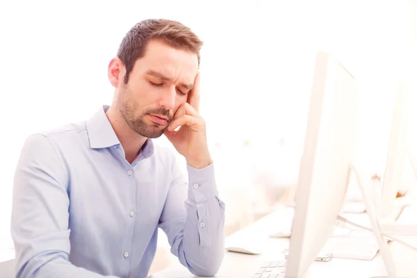 Junger attraktiver Mann hat Kopfschmerzen im Büro — Stockfoto