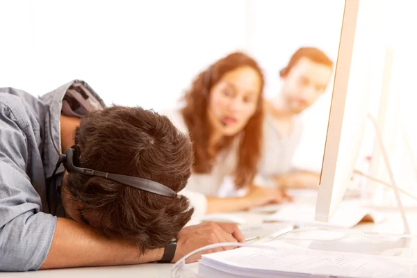 Aantrekkelijke jongeman ziek-bij-gemak op het werk — Stockfoto