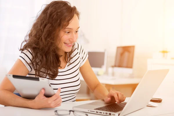 Jovem mulher estudante atraente usando tablet — Fotografia de Stock