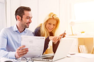 Yönetimsel evrak işi çekici çift