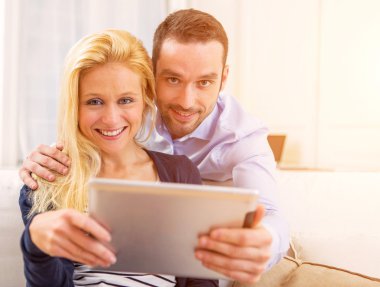Genç çekici çift eğleniyor tablet kullanma