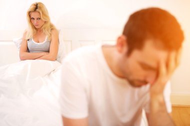 Genç ve çekici bir çift yatakta tartışıyor.