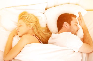 Genç, mutlu bir çift yatakta uyuyan portresi