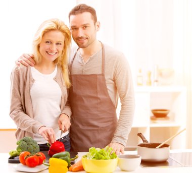 Bir mutfakta yemek genç çekici çift