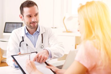 Genç çekici Doktor hastasına dinleme