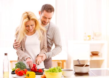 Bir mutfakta yemek genç çekici çift