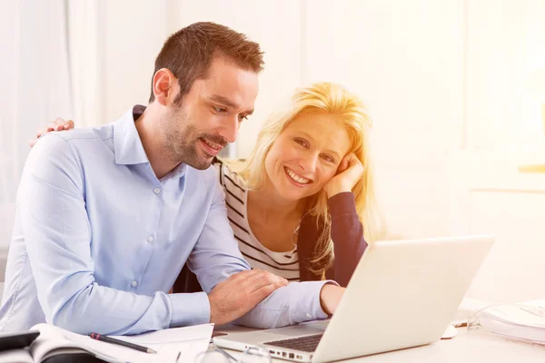 Atractiva pareja haciendo papeleo administrativo —  Fotos de Stock