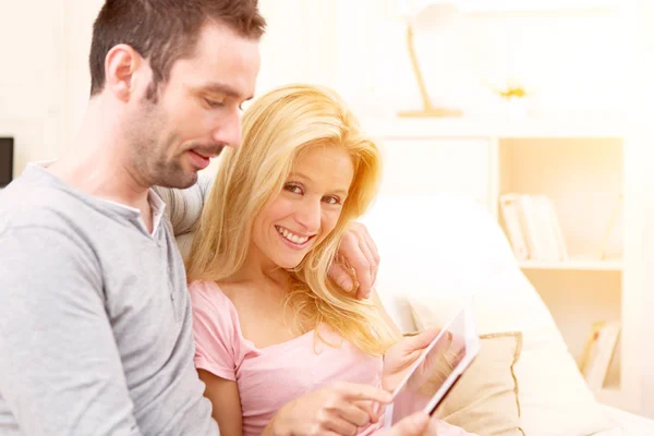 Young attractive couple having fun doing selfie — Stock Photo, Image