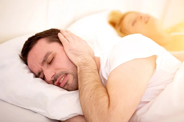 Young man can't sleep because of girlfriend's snoring — Stock Photo, Image