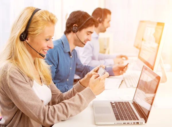 Jeune femme attrayante envoyer du texte au travail — Photo