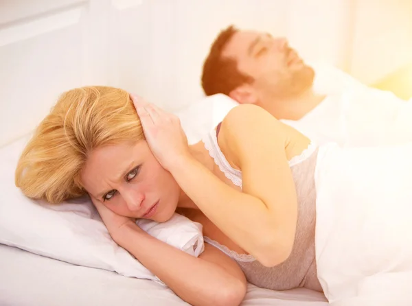 Młoda kobieta nie może spać z powodu chłopaka chrapanie — Zdjęcie stockowe