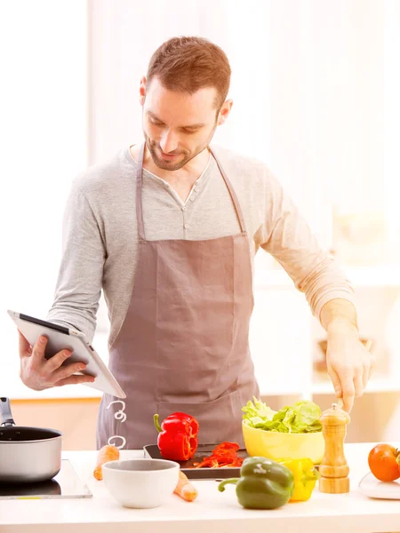 Junger attraktiver Mann kocht in einer Küche — Stockfoto