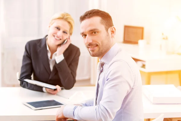 Hombre de negocios finalizando acuerdo en la oficina — Foto de Stock