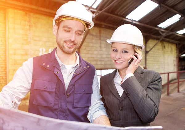 Ingenieur und Arbeiter arbeiten auf einer Industriebrache — Stockfoto