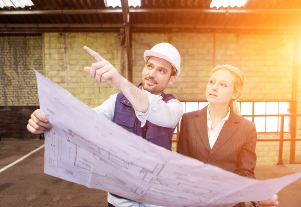 Enginneer and worker working on a brownfield — Stock Photo, Image