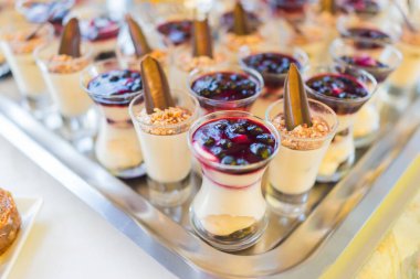 Güzel yemek Ziyafet tablo farklı yemek aperatifler ile dekore edilmiş 