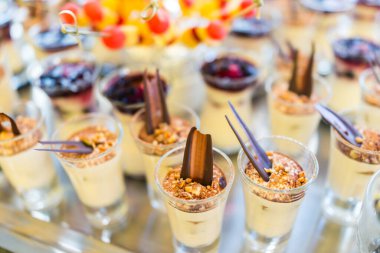 Güzel yemek Ziyafet tablo farklı yemek aperatifler ile dekore edilmiş 