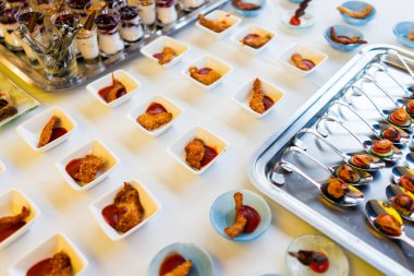 Güzel yemek Ziyafet tablo farklı yemek aperatifler ile dekore edilmiş 